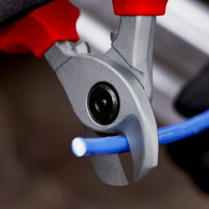 Knipex - Kabelschere verchromt, isoliert mit Mehrkomponenten-Hüllen, VDE-geprüft 165 mm (95 16 165)